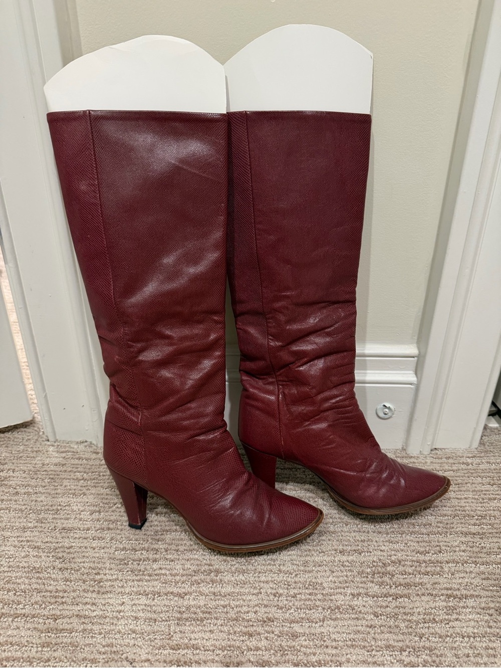 VTG Women's Knee-High Burgundy Leather Heeled Boots size 7